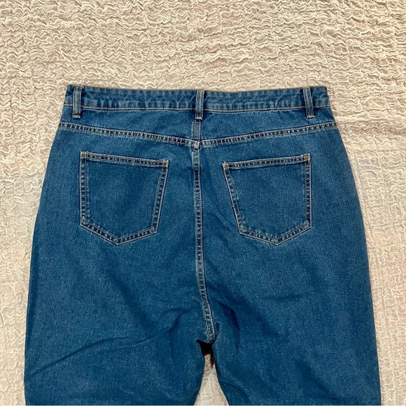 NWT! Boohoo midrise distressed boyfriend jeans! - Picture 5 of 8